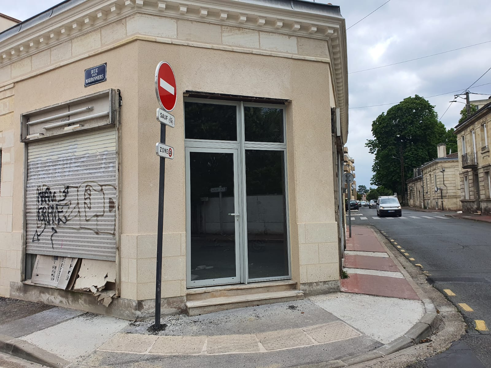 LE BOUSCAT - BOULEVARD GODARD - Local Commercial avec vitrine | Cabinet